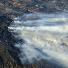 Imagen tomada por la NASA desde la Estación Espacial Internacional de los incendios en California.