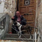Salvador Armesto con Paca frente a la entrada de la casa abandonada de la calle Los Osorios, 24 donde reside. DL