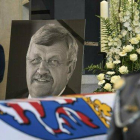Un guarda de honor junto a la foto del político alemán asesinado Walter Lübcke durante el funeral en la iglesia de St. Martin en Kassel.