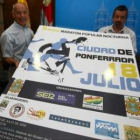 Emilio Villanueva y Francisco Martínez posan con el cartel de la prueba.