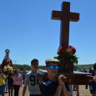 La Cruz y la Virgen del Rosario llegando a la ermita de Otero, ayer en Valderas. MEDINA