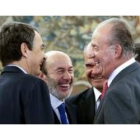 Zapatero, Rubalcaba y Chaves conversan con el Rey tras el acto de promesa de los nuevos cargos