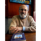 Julio Ferreras con su libro ‘Hacia una nueva humanidad’.