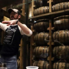 Un guía de Jack Daniels explica uno de los whiskis de la marca durante una cata para un grupo de visitantes.