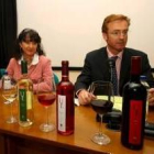 El vicerrector y la edil de Turismo, ayer al persentar el vino ULE 2007