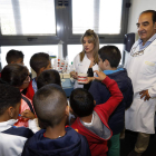 José Sevilla, a la derecha, con una de las responsables del programa de salud bucodental y los niños que acudieron ayer.