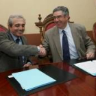 José Ángel Azuara y el alcalde se estrechan la mano tras la firma