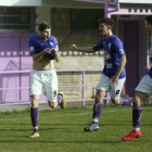 Álvaro de Lera ‘Varo’, a la izquierda, celebra uno de sus goles con La Bañeza. FERNANDO OTERO