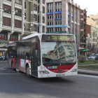 Uno de los autobuses que prestan el servicio de transporte urbano en León.