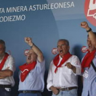Participantes en el acto político sindical de Rodiezmo entonan la Internacional.