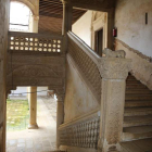 La espléndida escalera renacentista que da acceso a la tribuna necesita de una restauración completa