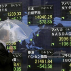 Un hombre observa la información bursátil en una pantalla en Tokio (Japón) el martes 4 de febrero de 2014. - EFE Un hombre observa la información bursátil en una pantalla en Tokio (Japón) el martes 4 de febrero de 2014