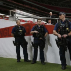 Policías británicos vigilan el interior del estadio londinense de Wembley.