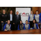 El alcalde y el concejal de Deportes junto a jugadoras y entrenadora del Aros en el Ayuntamiento.