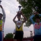 Rubén Rodríguez levanta su trofeo de campeón en Íscar