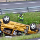 Un guardia civil toma fotos del estado en el que quedó el turismo accidentado en el kilómetro 388.