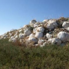 Balas de basura almacenadas en la finca de El Busto de Santa María del Páramo.