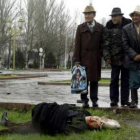 Policías antidisturbios se protegen durante una protesta en Bishkek, Kirguizistán.