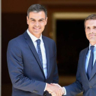 Pedro Sánchez recibe a Pablo Casado a las puertas de la Moncloa, el pasado 2 de agosto.