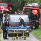 Los bomberos rescataron el cuerpo de la orilla y lo subieron hasta la carretera de Valiña.