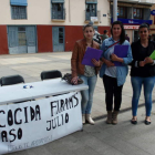 Tres personas recogen firmas en una de las mesas de Astorga.