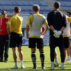 El técnico Javier Cabello se dirige a sus jugadores.