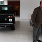 Javier García, director de Autonóviles Rusos, ante dos de los modelos de Lada que importa para España desde León.