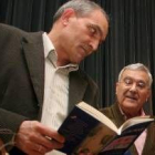 Álvarez Trincado -izquierda- el viernes en la presentación de un libro