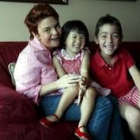 En la imagen una mujer española que adoptó a dos niños, un español y una niña china