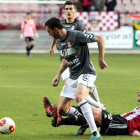 Juan Bardal se lleva el balón en un lance del partido frente a la Unión Deportiva Logroñés, con su compañero Gonzalo muy atento a la acción del choque disputado en Las Gaunas.
