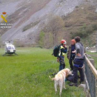 Los dos montañeros fueron trasladados por un helicóptero hasta Caín. GUARDIA CIVIL