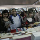 Un grupo de personas selecciona varios libros, ayer en uno de los expositores de Fernando Miranda