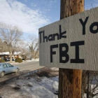 Un letrero colgado cerca del lugar donde se atrincheró el grupo de extrema derecha agradece la acción del FBI.