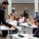El portavoz de Vox entrega a López Miras un documento con el pacto de gobierno de doce puntos. MORELL