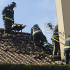 Los bomberos sofocaron el incendio desde el tejado