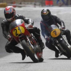 Dos pilotos en una de las pruebas este año del Ciudad de La Bañeza de Motociclismo.