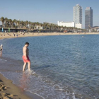 Bañistas en la playa de la Barceloneta el pasado noviembre.