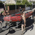 La unidad de buceo de la Guardia Civil tras rastrear el río Guadalquivir en busca de los niños.