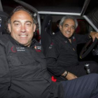 Felipe Llamazares y Ramón Villa, en el interior del Volkswagen Golf MK1 con el que correrán.