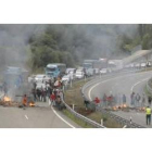 Un grupo de unos cincuenta mineros cortó ayer el tráfico en los dos sentidos de la autopista de Camp