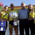 Enrique Salgueiro recibió el trofeo de Arturo Báscones, de la Diputación