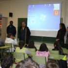 Los responsables del proyecto en un colegio de Gordón.