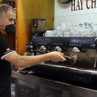 Imagen cotidiana en la hostelería sobre el manejo de la máquina del café, en una cafetería leonesa. MARCIANO PÉREZ