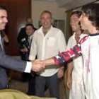 Aznar saluda a los cantantes de Café Quijano