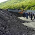 Los trabajadores bascularon el carbón de los camiones como protesta