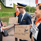 Activistas ambientales abordan a los participantes de la conferencia de La Haya sobre nuevos impuestos a la aviación.