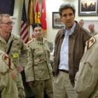 El senador Jonh Kerry habla con los soldados en el transcurso de una visita sorpresa a Bagdad