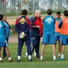 Aragonés conversa con los jugadores durante el entrenamiento realizado ayer en Almería