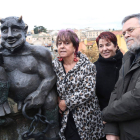 La alcaldesa, la concejala de Turismo y el escultor. DIEGO DE MIGUEL