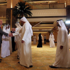 El rey Juan Carlos saluda a los asistentes al foro empresarial hispano-emiratí en Abu Dhabi.